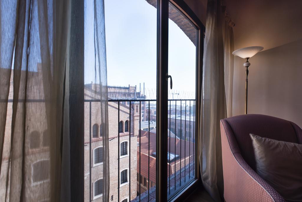 The Penthouse And Rooftop-terrace At Molino Stucky Apartment Venedig